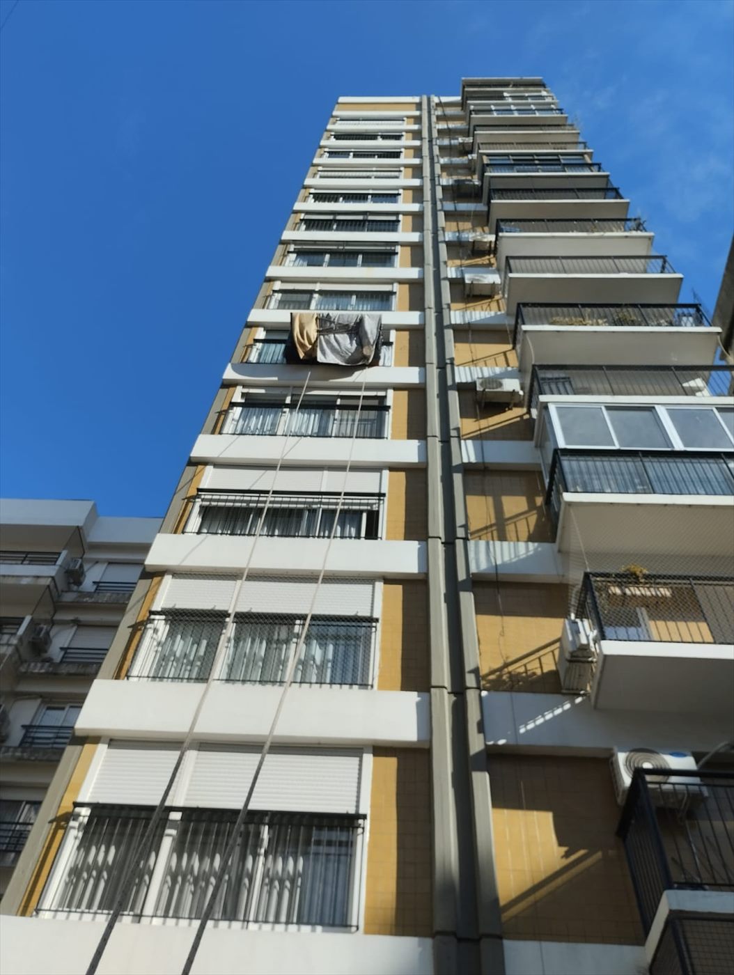 Trabajo con soga de Fletes Pachy: sogas tendidas sobre la fachada de un edificio en altura