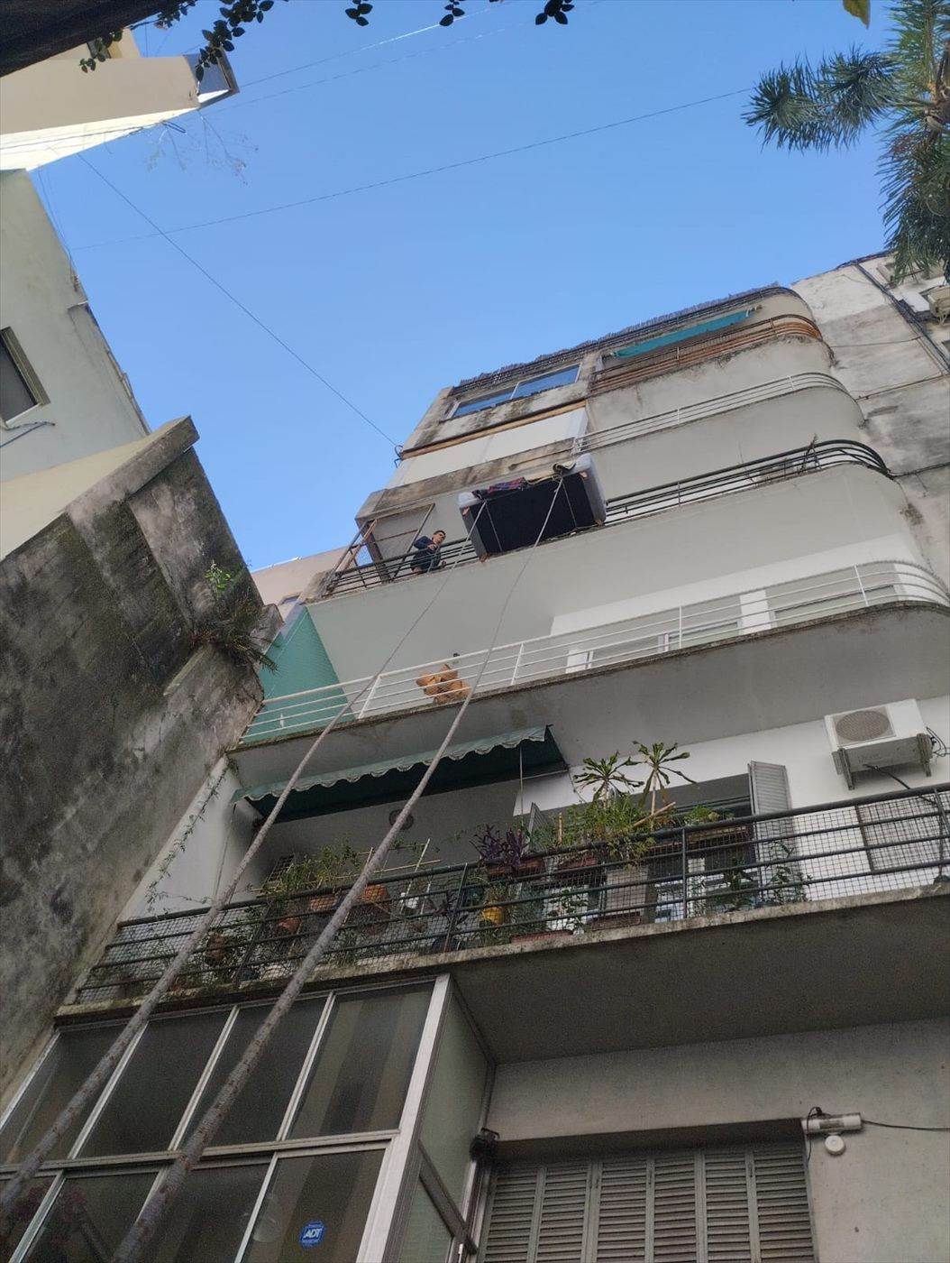 Trabajo con soga sobre la fachada de un edificio en altura
